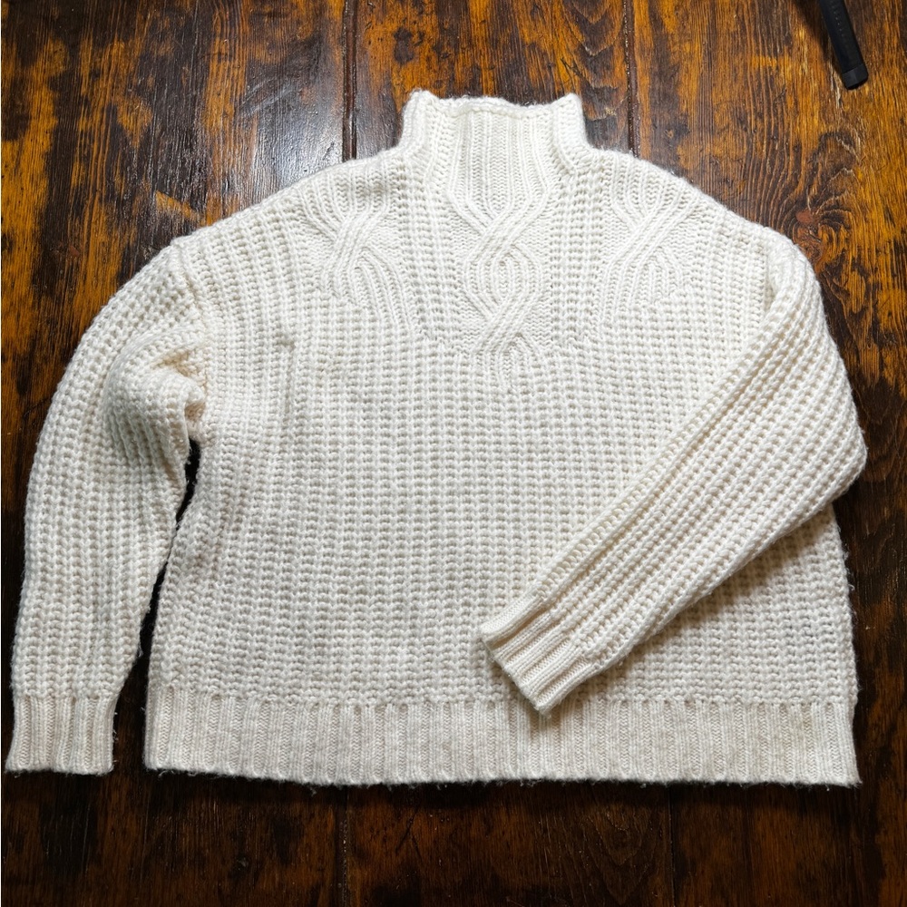 Aerie Cozy White Cable Knit Sweater size MED - Cozy, Soft, Oversized - Ivory